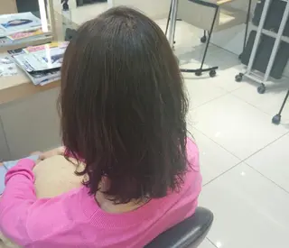 ミディアム パーマ 透明感ハイライト◎ 伊藤夏海のヘアスタイル