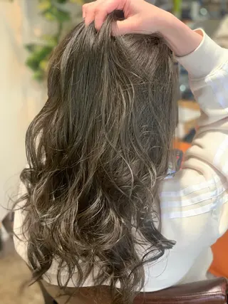 ロング カラー ハイライト✨髪質改善 TAKAさんです😊のヘアスタイル