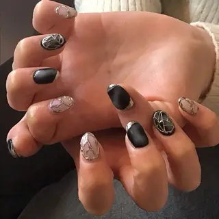 ミディアム Roger 舞のネイルデザイン