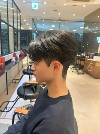 パーマ メンズ 有働由良／ハイトーン ／韓国メンズヘアのヘアスタイル