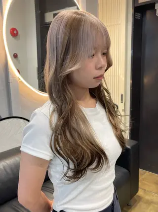 ロング カラー 宮崎　達也 ミルクティーベージュのヘアスタイル