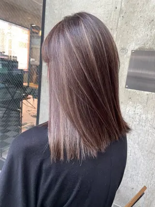 セミロング 🫧ハイライトカラー 🫧 𝓜𝓘𝓤のヘアスタイル