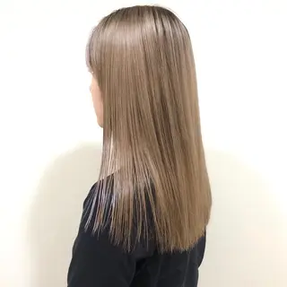 セミロング カラー ANNA ／艶髪／ハイトーンのヘアスタイル