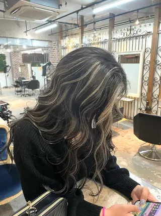 ロング 白いハイライト🤍 タナカリョウスケのヘアスタイル