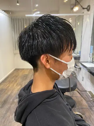 メンズ 梅田ハイトーン チダ ヒナノのヘアスタイル