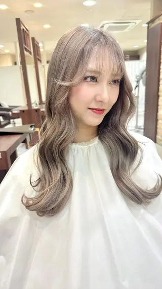 セミロング 千葉ハイトーンカラー KASUMIのヘアスタイル