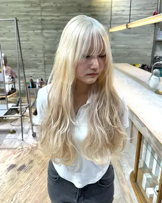 ロング 抜きっぱなしブロンド ササキカズマのヘアスタイル