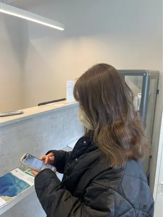セミロング カラー 谷 里美のヘアスタイル