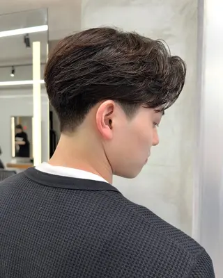 ショート メンズ ハイトーンニュアンス 毛流れシャドウパーマのヘアスタイル