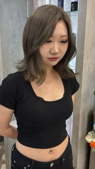 ミディアム 韓国ヘア/ブリーチ無 しWカラー/オリーブのヘアスタイル