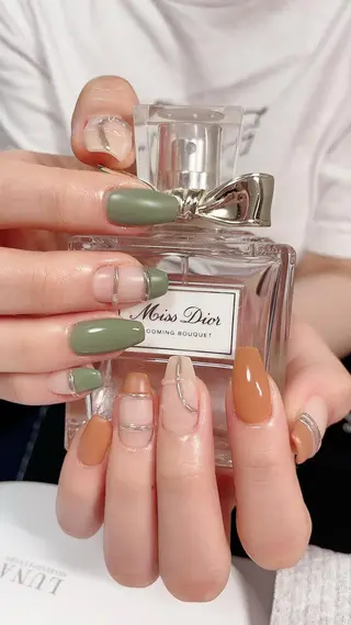 セミロング カラー ネイル Petite Cannelle所属・Petite Cannelleのネイルデザイン