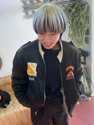 カラー メンズ 響　インナーカラー イヤリングカラーのヘアスタイル