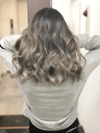 ロング カラー ヤナ マネージャーのヘアスタイル