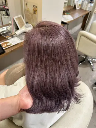 ミディアム カラー shu ブラウンピンクカラーのヘアスタイル