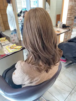 セミロング 肌までキレイ見え✨️ 赤み消し特化のヘアスタイル