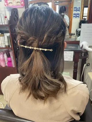 ミディアム 桑野 葵のヘアスタイル