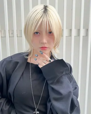 ショート カラー TOMOYAレイヤー ブリーチ縮毛矯正のヘアスタイル