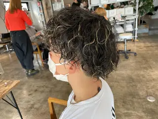 パーマ メンズ ハイトーン/レイヤー /ケアブリーチ石川治のヘアスタイル