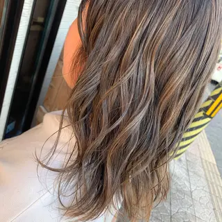 ミディアム カラー yoshi （髙橋）のヘアスタイル