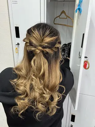 ロング apollo 横浜所属・横浜🦋ハイトーン 🫐耳つぼジュエリーのヘアスタイル