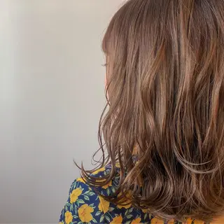 ミディアム カラー 尾籠 美幸 (オゴモリ ミユキ)のヘアスタイル