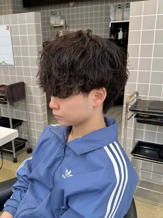 ミディアム パーマ ヘアアレンジ メンズ 顔まわりカット の達人のヘアスタイル