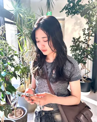 セミロング 抜きっぱなしブロンド ササキカズマのヘアスタイル