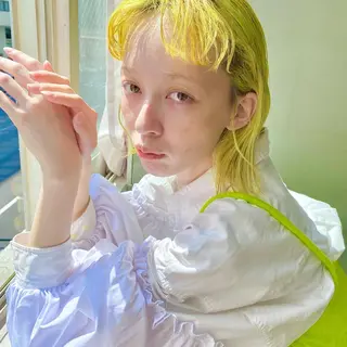 ミディアム カラー 梅田ハイトーン チダ ヒナノのヘアスタイル