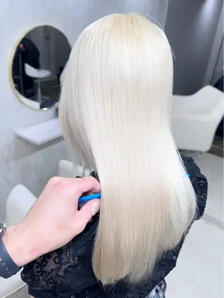 ロング 前髪カット🩶レイヤ ー🩶ハイトーン🩶のヘアスタイル