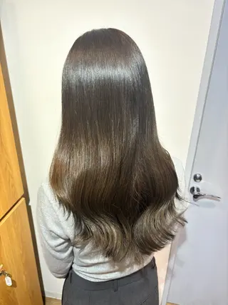 ロング シオン/艶髪/ グレージュカラーのヘアスタイル