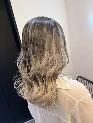 セミロング カラー ハイトーンヘアセット 🦋yuri🦋のヘアスタイル