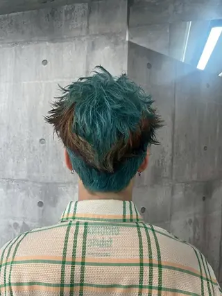 カラー ウルフカットデザイン カラー特化アールイーのヘアスタイル