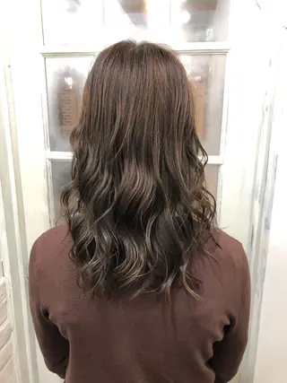 セミロング 白いハイライト🤍 タナカリョウスケのヘアスタイル