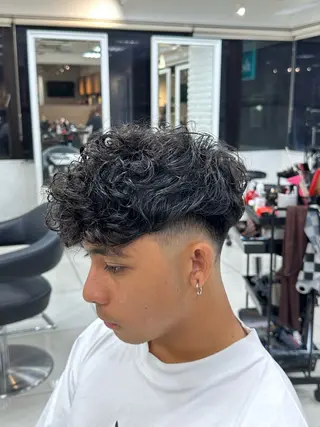 ショート パーマ メンズ フェザーパーマ職人 🪶ryosukeのヘアスタイル