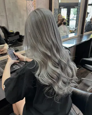 ロング カラー 紺野 愛美のヘアスタイル