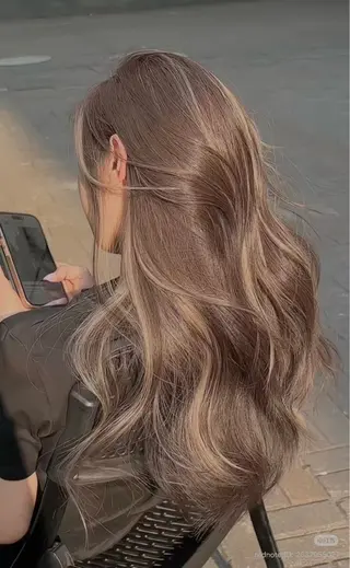 ロング IVE所属・透け感カラー 髪質改善🫧Annaのヘアスタイル