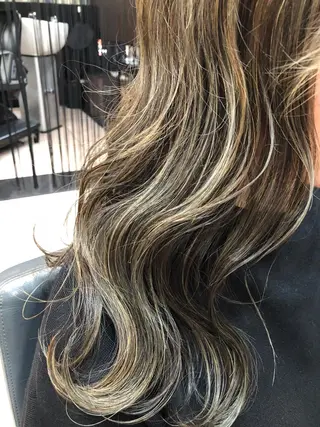 ロング シールエクステ/ ハイトーンカラーのヘアスタイル