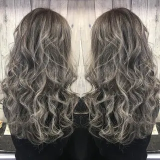 ロング Tee’s ケアブリ ーチ　ハイライトのヘアスタイル