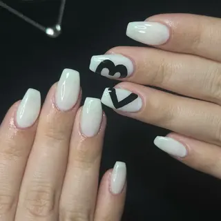 ネイル Y u a n🤍 pas á pasのネイルデザイン