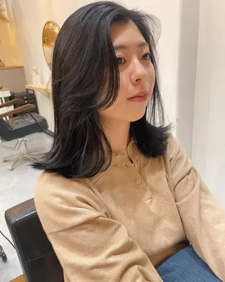 セミロング カラー CARICIA 白木 由里加のヘアスタイル