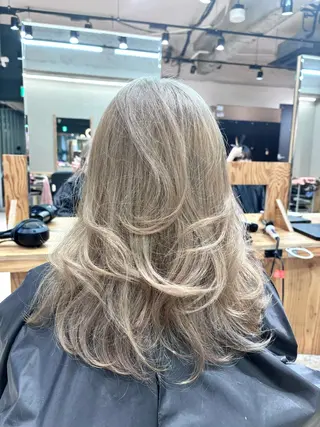 ミディアム karin💋海外 バタフライカットのヘアスタイル