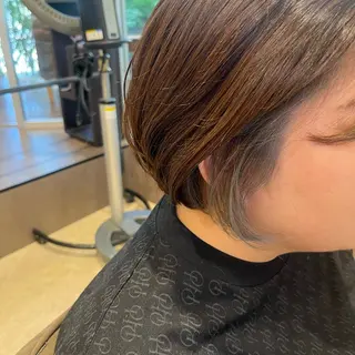ショート カラー 貝本 遥那のヘアスタイル