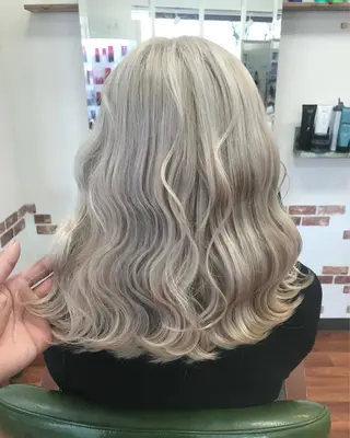 セミロング カラー yosuke 梅田/バレイヤージュのヘアスタイル