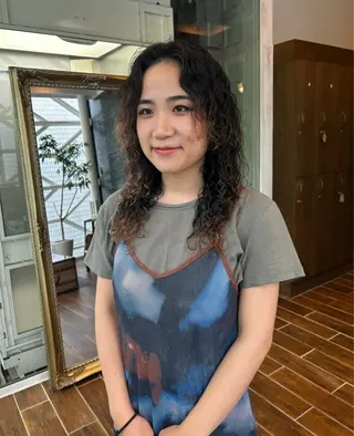 セミロング パーマ 西 優衣奈のヘアスタイル