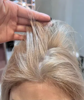 セミロング ハイトーンカラー🍑 心斎橋のヘアスタイル