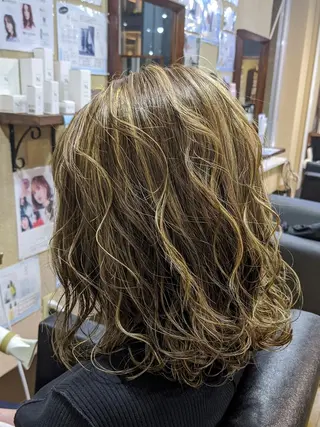 ミディアム カラー パピヨンロゼ ケイのヘアスタイル