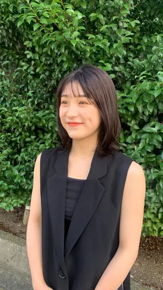 ミディアム カラー 岡田 知佳のヘアスタイル