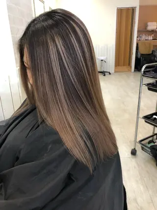 セミロング 韓国レイヤー外国人風 透明感カラー髪質改善のヘアスタイル