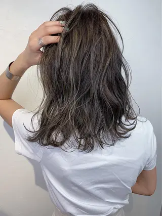 ミディアム カラー _WHITE 天王寺のヘアスタイル