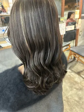 ミディアム カラー 福村 彩夏のヘアスタイル